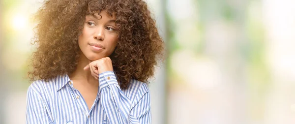 Afroamerikanska Kvinna Som Bär Ränder Skjorta Allvarligt Ansikte Funderar Frågan — Stockfoto