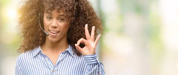 Afrikanisch Amerikanische Callcenter Betreiberin Macht Zeichen Mit Fingern Ausgezeichnetes Symbol — Stockfoto