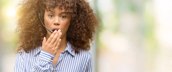 Afrikanisch Amerikanische Callcenter Betreiberin Bedeckt Mund Mit Hand Schockiert Vor — Stockfoto