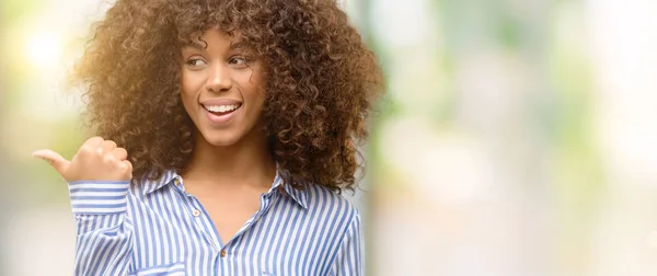 Afrikalı Amerikalı Kadın Parmak Ile Yukarı Dönük Mutlu Yüz Gülümseyen — Stok fotoğraf