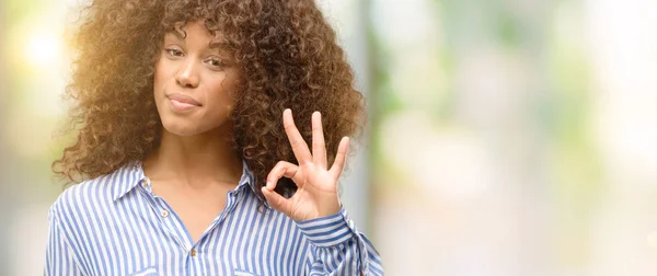 Afroamerikanska Kvinna Som Bär Ränder Skjorta Gör Tecken Med Fingrarna — Stockfoto