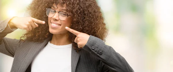 Mujer Negocios Afroamericana Con Gafas Sonriendo Confiada Mostrando Señalando Con — Foto de Stock