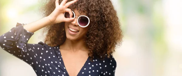 Mujer Afroamericana Con Gafas Sol Vestido Verano Con Cara Feliz — Foto de Stock