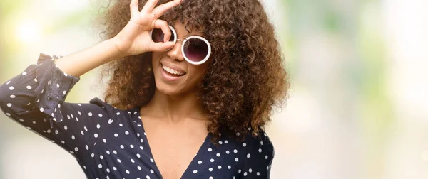 Femme Afro Américaine Avec Des Lunettes Soleil Robe Été Avec — Photo