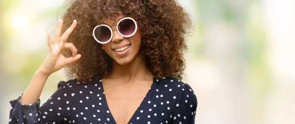 Mujer Afroamericana Con Gafas Sol Vestido Verano Haciendo Signo Con — Foto de Stock