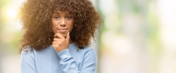 Mulher Afro Americana Vestindo Uma Camisola Olhando Confiante Para Câmera — Fotografia de Stock