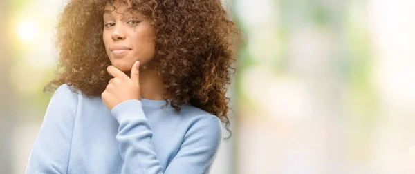 Mujer Afroamericana Vistiendo Suéter Que Mira Con Confianza Cámara Con —  Fotos de Stock