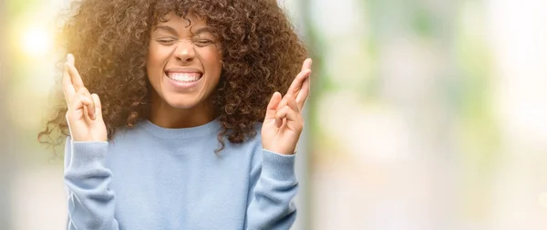 African American Vrouw Het Dragen Van Een Sweater Glimlachend Kruising — Stockfoto