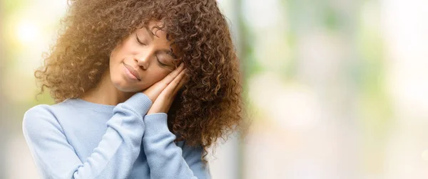 Mujer Afroamericana Vistiendo Suéter Durmiendo Cansada Soñando Posando Con Las — Foto de Stock