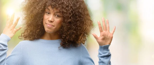 Mujer Afroamericana Vistiendo Suéter Mostrando Señalando Hacia Arriba Con Los —  Fotos de Stock