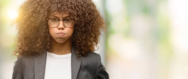 Mulher Negócios Afro Americana Usando Óculos Soprando Bochechas Com Cara — Fotografia de Stock