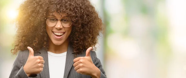 Wanita Bisnis Afrika Amerika Mengenakan Kacamata Tanda Sukses Melakukan Gerakan — Stok Foto