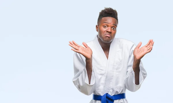 Fiatal Afroamerikai Férfi Felett Viselt Kimono Tudatlan Zavaros Kifejezés Karok — Stock Fotó