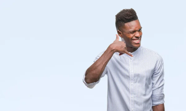 Jovem Afro Americano Sobre Fundo Isolado Sorrindo Fazendo Gesto Telefônico — Fotografia de Stock