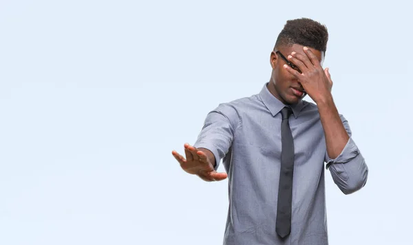 Joven Hombre Negocios Afroamericano Sobre Fondo Aislado Cubriendo Los Ojos —  Fotos de Stock