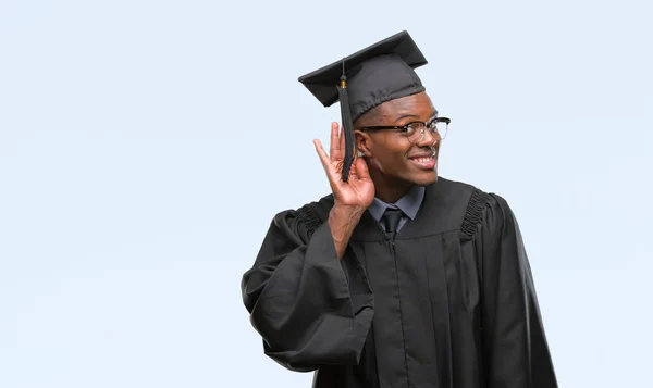 Joven Hombre Afroamericano Graduado Sobre Fondo Aislado Sonriendo Con Mano — Foto de Stock