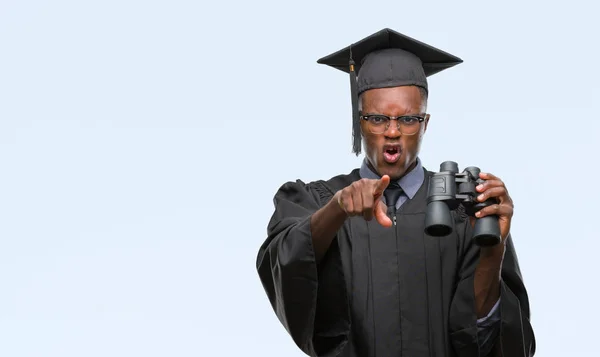 Junger Afrikanisch Amerikanischer Hochschulabsolvent Auf Jobsuche Mit Fernglas Das Mit — Stockfoto