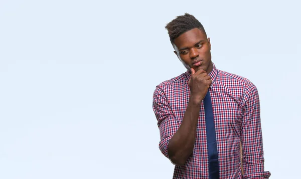 Junger Afrikanisch Amerikanischer Geschäftsmann Mit Der Hand Kinn Über Fragen — Stockfoto