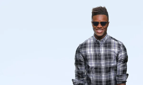 Hombre Afroamericano Joven Con Gafas Sol Sobre Fondo Aislado Con —  Fotos de Stock