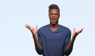 Genç Afro-Amerikan adam izole arka plan çılgın ve kızgın bağırarak ve agresif ifade ve silah kaldırdı bağırıyor. Hayal kırıklığı kavramı.