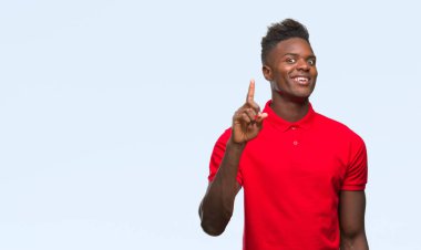 Afrikalı-Amerikalı genç başarılı fikirle parmağı yukarıyı izole arka plan üzerinde. Çıktıktan ve mutlu. Bir numara.