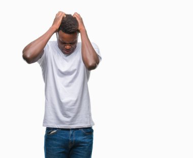 Genç Afro-Amerikan adam çünkü umutsuz ve stresli baş ağrısı acı izole arka plan üzerinde ağrı ve migren. Ellerini kafasına.