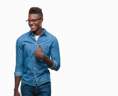 Afrikalı-Amerikalı genç hareketi el ile mutlu yaşasın yapıyor izole arka plan üzerinde. Kameraya bakarak başarı gösteren ile ifade onaylama.