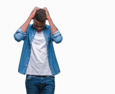 Genç Afro-Amerikan adam çünkü umutsuz ve stresli baş ağrısı acı izole arka plan üzerinde ağrı ve migren. Ellerini kafasına.