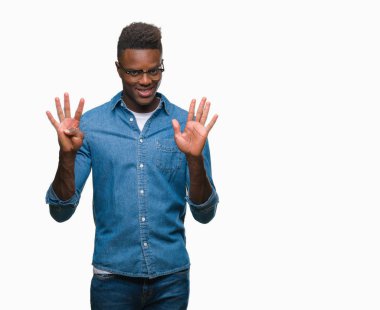 Genç Afro-Amerikan adam gösterilen ve parmakları ile işaret izole arka plan üzerinde numara 9 kendinden emin ve mutlu gülümseyerek süre.