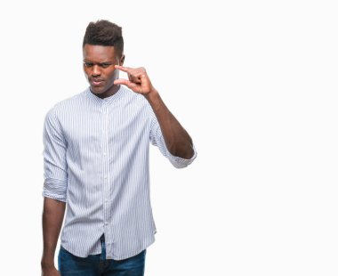 Afrikalı-Amerikalı genç gülümseyen izole arka plan ve süre seyir ve kamera boyutu işaret parmaklarıyla yapıyor el ile kendinden emin eller üzerinde. Ölçü kavramı.