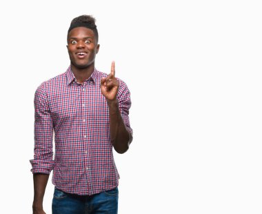 Afrikalı-Amerikalı genç başarılı fikirle parmağı yukarıyı izole arka plan üzerinde. Çıktıktan ve mutlu. Bir numara.