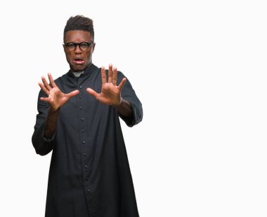 Şokta bağırarak izole arka plan korkuyor ve dehşet korku ifade dur hareketi el ile ile genç Afro-Amerikan rahip adam. Panik kavramı.