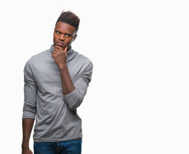 Afrikalı-Amerikalı genç çene düşünme hakkında soru, dalgın ifade üzerine el ile izole arka plan üzerinde. Düşünceli yüzüyle gülümsüyor. Şüphe kavramı.