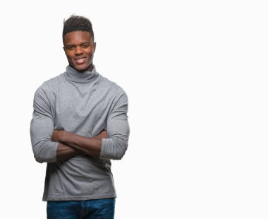 İzole arka plan mutlu yüz çapraz silah kameraya bakarak ile gülümseyen genç Afro-Amerikan adam. Olumlu bir kişi.