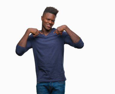 Yüzünde gülümseme ile kendinden emin görünüyorsun, kendini gururlu ve mutlu parmakları ile işaret izole arka plan üzerinde genç Afro-Amerikan adam.