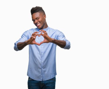 Kalp simgesi ve elleriyle şekil gösterilen aşık gülümseyen izole arka plan üzerinde genç Afro-Amerikalı iş adamı. Romantik kavramı.