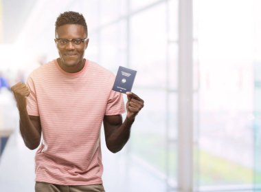 Duygu tezahürat gurur çığlık ve zafer ve başarı çok heyecanlıyız, kutlayan Alman pasaportu tutan genç Afro-Amerikan adam