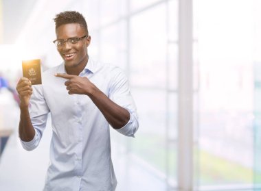 Amerika Birleşik Devletleri pasaport çok mutlu el ve parmak ile işaret tutan genç Afro-Amerikan adam