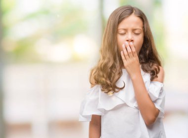 Esmer Latin kız el ağzıyla kapsayan yorgun esneme sıkılmış. Restless ve uyku hali.