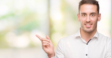 Yakışıklı genç iş adamı el ve parmak ile tarafına işaret çok mutlu