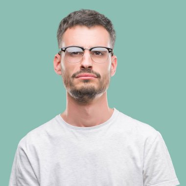 Genç yetişkin adam depresif ve sıkıntı, endişe kızgın ve korkmuş ağlıyor dövme. Üzgün ifade.