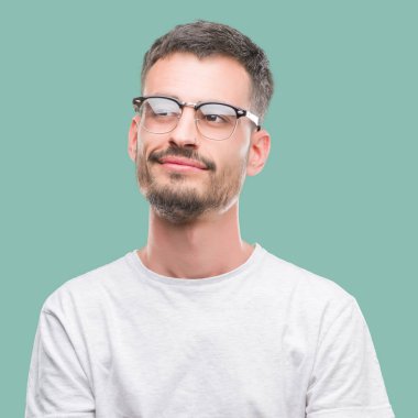 Genç yetişkin adam görünümlü yan ve dik dik bakma uzağa düşünce gülümseyen dövme.