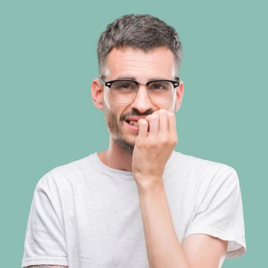 Genç yetişkin adam stresli ve gergin elle çivi ısırma ağzına bakan dövme. Anksiyete sorunu.