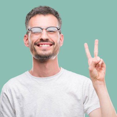 Genç ve parmak ikinci ile gülümseyen ise kendinden emin ve mutlu yukarıyı gösteren yetişkin adam dövme.