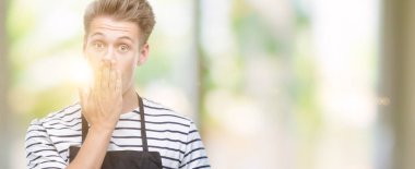 Hata, korku, sessizlik içinde gizli kavramı korkmuş ifade için utanç ile önlük kapak ağız el ile giyen genç yakışıklı sarışın adam şok