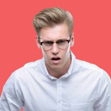 Genç yakışıklı sarışın adam mide üzerinde el ile çünkü hazımsızlık, ağrılı hastalık hasta hissediyor. Ağrısı kavramı.