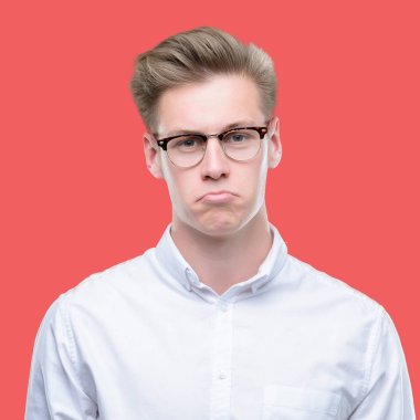 Genç yakışıklı sarışın adam depresif ve kızgın ve korkmuş ağlıyor sıkıntı için endişeleniyorum. Üzgün ifade.