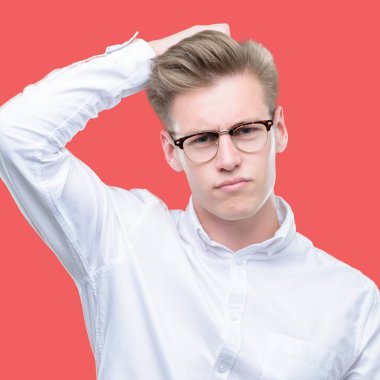 Genç yakışıklı sarışın adam yanıltır ve soru hakkında merak ediyorum. Şüphe, kafasına el ile düşünme ile belirsiz. Dalgın kavramı.