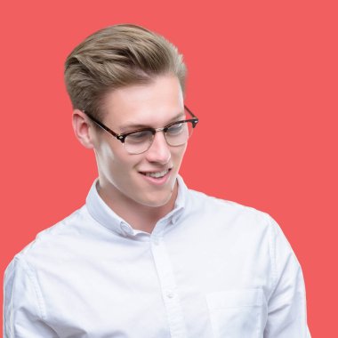 Uzak tarafına gülümseme ile yüzünde, doğal ifade arıyorum genç yakışıklı sarışın adam. Kendine güvenen gülüyor.