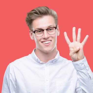 Gösterilen ve parmakları ile işaret genç yakışıklı sarışın adam kendinden emin ve mutlu gülümseyerek süre dört numara.